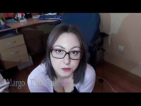 ❤️ Moza sexy con lentes chupa un consolador profundamente ante a cámara ☑ Vídeo de sexo en nós ❌️❤