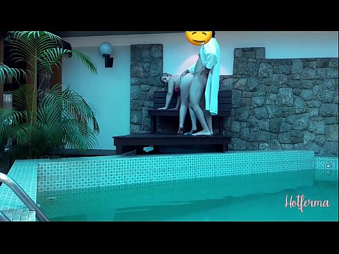 ❤️ O xefe invita a criada á piscina, pero non puido resistirse a un quente ☑ Vídeo de sexo en nós ❌️❤